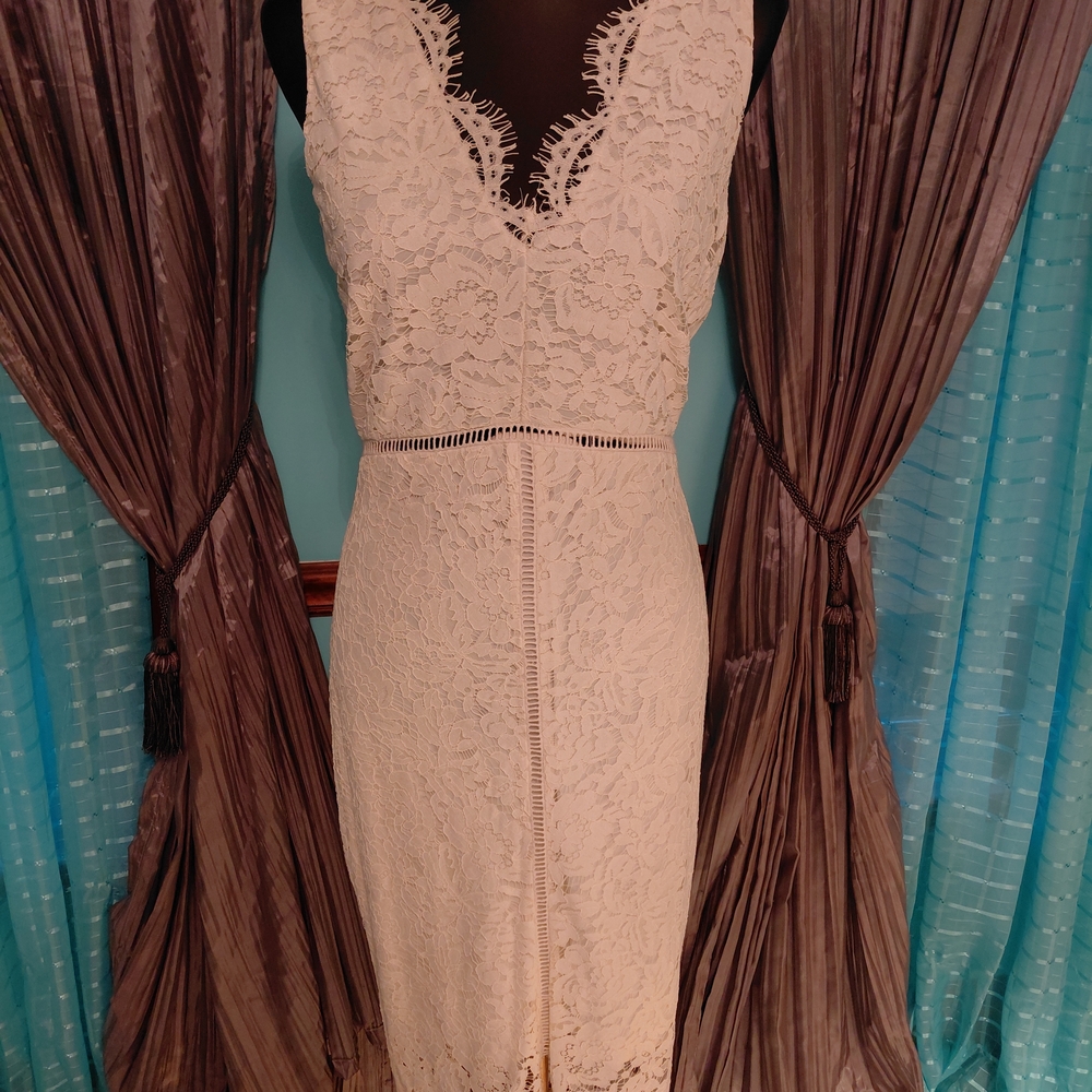 Chic Lace Midi Dress in Cream